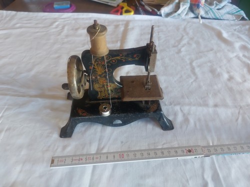 Antike kindernähmaschine - kindernähmaschine,